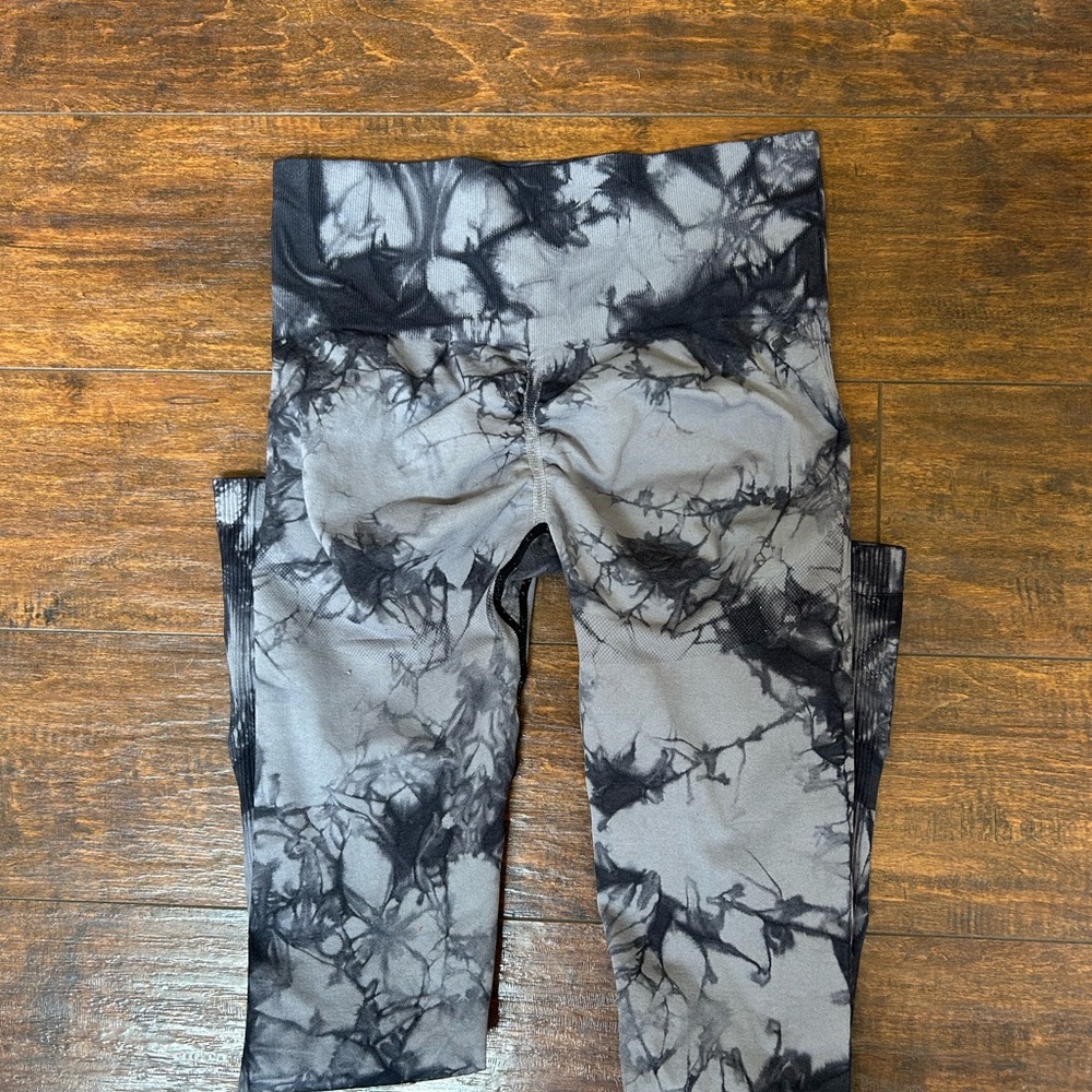 Grey tye dye butt scrunch leggings